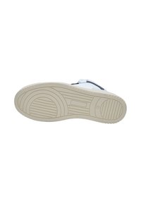 Zapatilla blanca con suela de goma. Presenta una suela texturizada con líneas y patrones circulares. La parte superior tiene un acabado de cuero liso y acentos contrastantes.