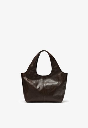 Sac fourre-tout en cuir brun foncé avec des anses larges et une surface lisse légèrement texturée, présenté sur un fond blanc.