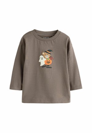 Brun langærmet toddler-skjorte med halloween-design af et spøgelse, bjørn i heksehat, græskar og "TRICK OR TREAT" tekst foran.