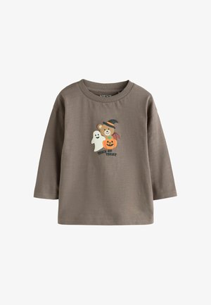 Brun langærmet toddler-skjorte med halloween-design af et spøgelse, bjørn i heksehat, græskar og "TRICK OR TREAT" tekst foran.
