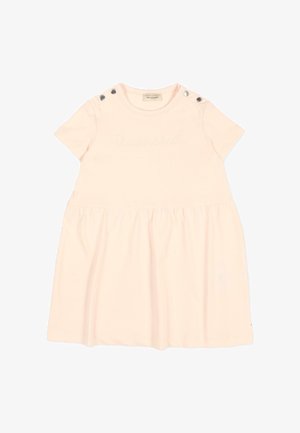 Vestitino rosa morbido con maniche corte, gonna arricciata, bottoni a pressione sulle spalle e nome del marchio ricamato con sobrietà sul petto.