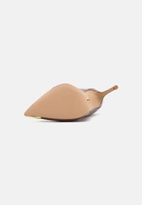 Zapato de stiletto de cuero marrón tumbado de lado, mostrando la suela beige con una punta de goma en el tacón y una punta afilada.