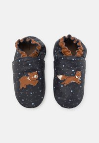 Chaussons en cuir de couleur bleu marine foncé avec une surface texturée, ornés d'un design d'ours et de renard, et un poignet élastique marron autour de l'ouverture.