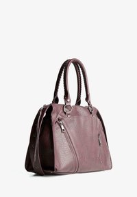 Laukku nahkaa mauven värissä, jossa on kaksinkertaiset kahvat, teksturoitu pinta ja hopeiset yksityiskohdat. Siinä on etupuolella vetoketjullinen tasku ja jämäkkä muoto.