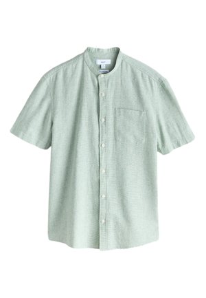 Chemise en lin à manches courtes, vert pâle à carreaux, col officier, boutons sur le devant et poche poitrine, posée à plat sur fond blanc.