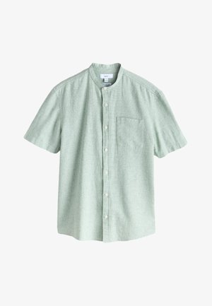 Camisa de lino a cuadros verde pálido de manga corta, con cuello mao, botones delanteros y bolsillo en el pecho, colocada plana sobre fondo blanco.