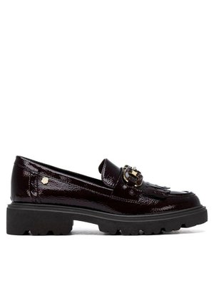 Mocasín de charol marrón oscuro con suela negra gruesa y hebilla decorativa dorada en la parte superior delantera.