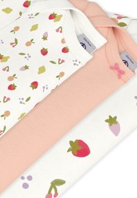 Τρία βαμβακερά ρούχα: ένα λευκό με σχέδια φρούτων, ένα ροζ μονόχρωμο με φιόγκο και ένα λευκό με σχέδια φράουλας.