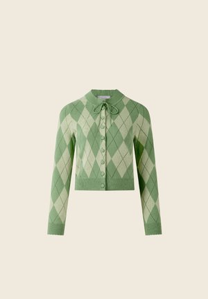 Grønn argyle-cardigan med sløyfekrage, ribbestrikkede mansjetter og kant, samt knappestolpe foran. Har lyse og mørkegrønne diamantmønstre.