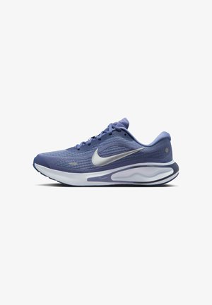 Lila Sportschuhe mit einem atmungsaktiven Mesh-Obermaterial, weißem Nike-Swoosh, gepolstertem Fersenbereich und Dämpfungsohle für Komfort und Unterstützung.