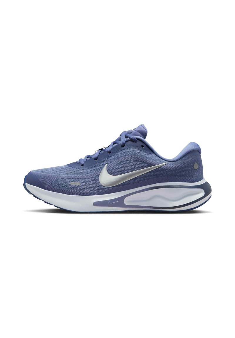Scarpe sportive viola con tomaia in mesh traspirante, swoosh bianco di Nike, tallone imbottito e suola ammortizzata per comfort e supporto.