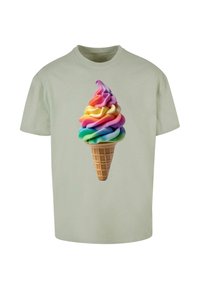 Lys grøn t-shirt med korte ærmer, der har et farverigt isvaffel grafik, med svajer af pink, gul, blå og grøn på en brun vaffel.