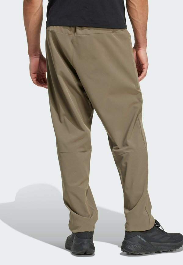 MT ESS - Tracksuit bottoms - olive strata2