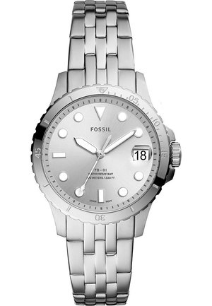 Montre-bracelet Fossil argentée avec bracelet en acier inoxydable, cadran rond, guichet de date à 3 heures et index et aiguilles luminescents.