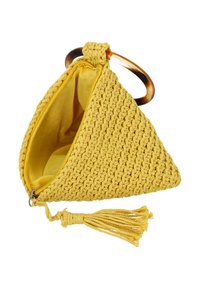 Żółta trójkątna torebka dziergana na drutach z zamkiem błyskawicznym, wyściółką z tkaniny wewnątrz oraz okrągłym uchwytem w kolorze kości żółwia. Zdobiona detalem w postaci chwosta.