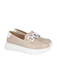 Zapatos tipo slip-on de cuero beige con acentos blancos, puntera redondeada y suela gruesa blanca. Presentan un diseño decorativo de hebilla.