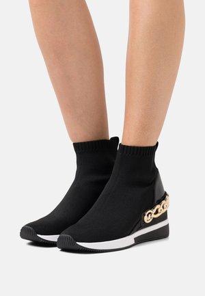 SKYLER BOOTIE - Botki na koturnie - black