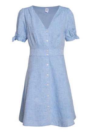 Lyseblå linnedragt med V-hals, korte puffede ærmer bundet ved manchetterne, tætsiddende talje og en forreste række af hvide knapper.