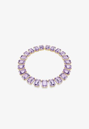 Collier avec de grandes pierres précieuses rectangulaires violet clair serties en or, disposées uniformément en motif circulaire sur fond blanc.