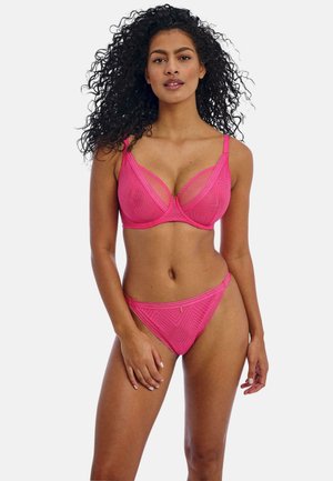 Ensemble de lingerie rose comprenant un motif texturé, un soutien-gorge avec armatures et bretelles réglables, ainsi que des culottes taille basse assorties.