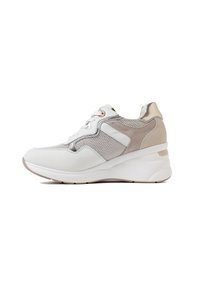Scarpe sportive bianche e beige con pannelli in rete e camoscio, colletto imbottito e suola a zeppa chunky. Presentano lacci e accenti decorativi.