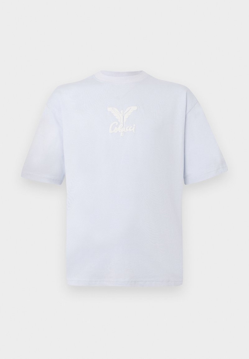 Lichtblauw T-shirt met korte mouwen, voorzien van een klein wit geborduurd engel logo en de tekst "Colucci" op de borst.