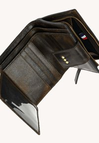 Portefeuille en cuir marron avec plusieurs emplacements pour cartes, une fenêtre transparente pour l'identification, une poche à pièces fermée par un bouton, et un compartiment zippé avec une étiquette en tissu.