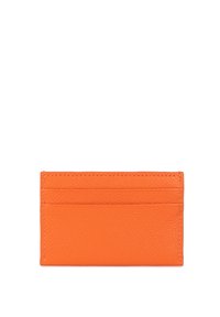 Porta carte in pelle arancione testurizzata con due fessure per carte su sfondo bianco, che mostra il lato anteriore con cuciture visibili.