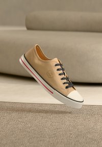 Sélectionné, beige