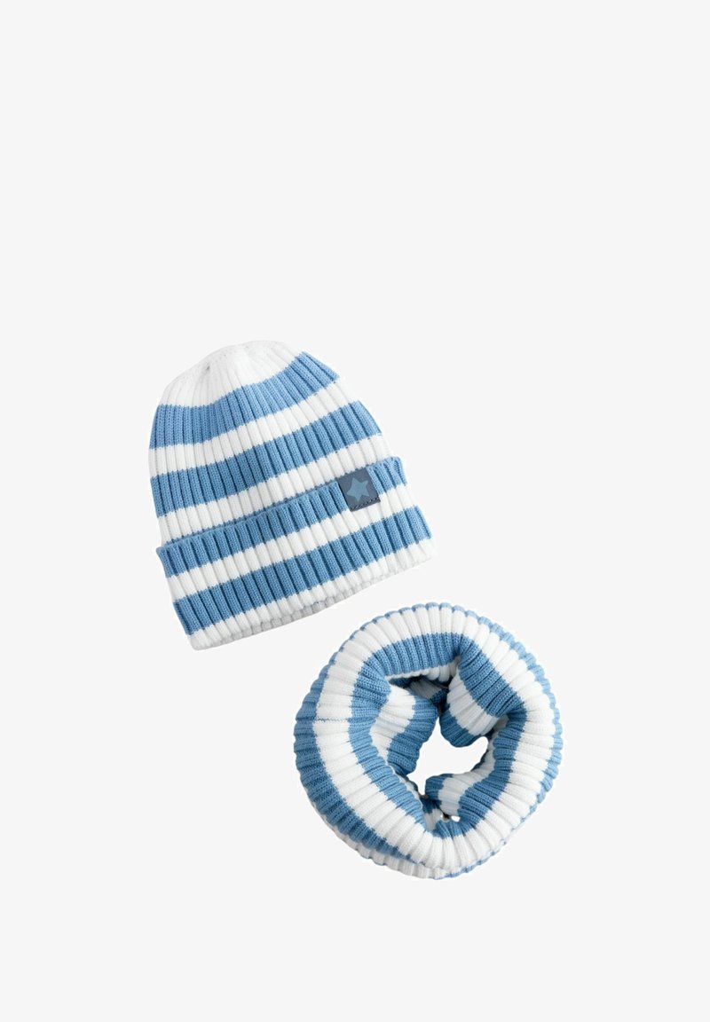 Strikket stribet hat og matchende cirkulær tørklæde i lyseblå og hvid. Hatten har en foldet kant og en dekorativ grå lap.