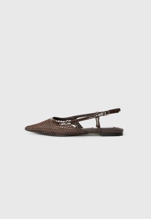 Smešasti smeđi slingback balerinki s šiljastim nosom, koji imaju tanku traku i ravni potplat. Teksturalna površina s uzorcima u obliku križa.