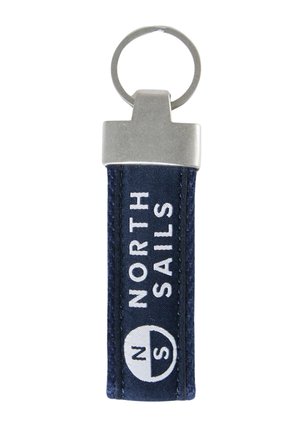 Portachiavi in tessuto blu navy con ferramenta in metallo argentato. Presenta la scritta "NORTH SAILS" in bianco e un logo circolare con le lettere "N S" sul fondo.