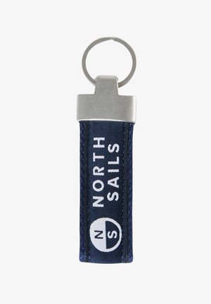 Portachiavi in tessuto blu navy con ferramenta in metallo argentato. Presenta la scritta "NORTH SAILS" in bianco e un logo circolare con le lettere "N S" sul fondo.