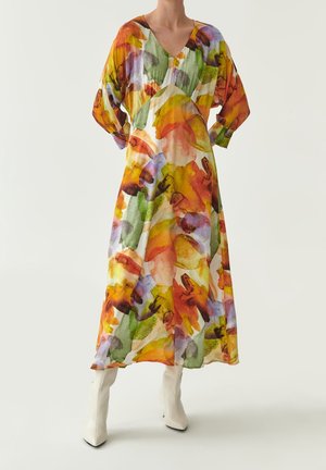 Lange, vloeiende jurk van lichtgewicht stof met een levendig aquarel bloemmotief in oranje, groen en paarse tinten. V-hals en ballonmouwen.