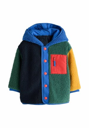 Kinder Fleecejacke mit Kapuze und Color-Block-Design in Schwarz, Grün, Gelb, blauem Besatz, roter Reißverschlusstasche an der Brust und blauen Druckknöpfen.