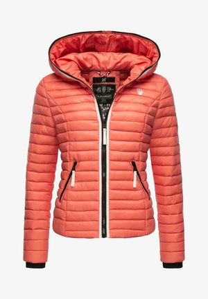 Piumino corallo con cappuccio, caratterizzato da un motivo trapuntato orizzontale, due tasche frontali con cerniera e dettagli del cinturino a contrasto bianco.