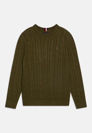 Olivgrön stickad tröja med kabelmönster, rund halsringning och ribbade ärmslut. Litet logotyp på bröstet. Mjuk textur och klassisk design.