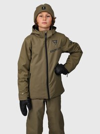 Bambino con giacca invernale Brunotti verde oliva, pantaloni abbinati, berretto di maglia e guanti neri, che sta in piedi con una mano sui fianchi.