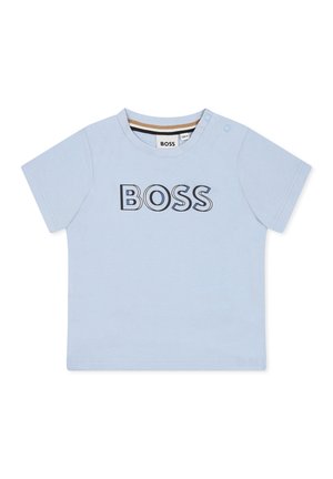 T-shirt manica corta blu chiaro in cotone morbido, con un grande logo "BOSS" in bianco e nero sul davanti. Include bottoni sulle spalle per una facile vestibilità.