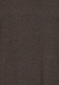 Sötétbarna kötött anyag finom textúrával, egyenletes mintázattal és az egész felületen kiegyensúlyozott rosteloszlással.