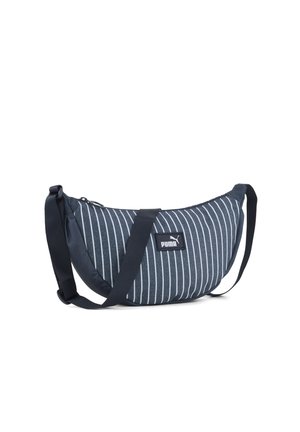 Sac d'épaule bleu marine en forme de croissant avec des rayures verticales blanches, une sangle noire réglable et un patch logo Puma à l'avant.