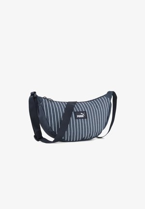 Sac d'épaule bleu marine en forme de croissant avec des rayures verticales blanches, une sangle noire réglable et un patch logo Puma à l'avant.