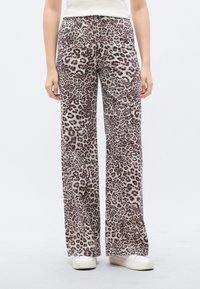 Φαρδιά παντελόνια με λεοπάρ μοτίβο από απαλό ύφασμα, με ψηλή μέση και άνετη εφαρμογή. Διακοσμημένα με διακριτικές αποχρώσεις καφέ και κρεμ.