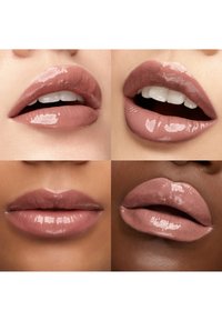 Fire nærbilder av lepper med blank, nakenrosa leppestift på forskjellige hudtoner, som viser ulike munnformer og lett synlige tenner.