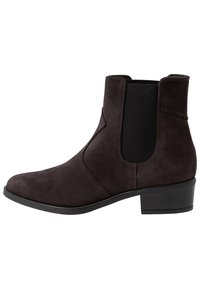 Bruine suède enkellaars met een lage blokhak, elastische zijpanelen en gebogen stikseldetails. Soepele textuur, gestroomlijnd ontwerp.