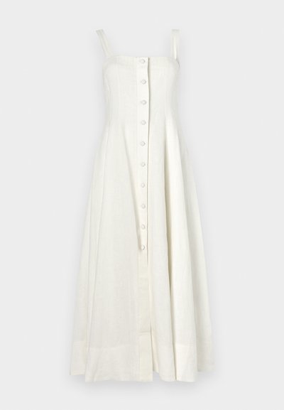 Vestido de lino blanco con tirantes ajustables, botones en la parte frontal y una silueta acampanada tipo A. Textura suave, largo hasta la rodilla con detalle de costura en el frente.