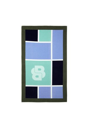 Tappeto rettangolare con bordo verde e una griglia di quadrati azzurri, verde menta e blu scuro, con un logo stilizzato a forma di "B" al centro.