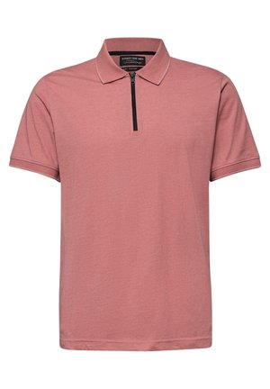 Polo para hombre color rosa polvo con mangas cortas y cierre de media cremallera negra en el cuello.