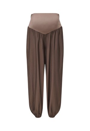 Rudos nėščiųjų kelnės su tampria aukšta juosmens dalimi ir surinktais elastingais apačios raišteliais ant paprasto balto fono.