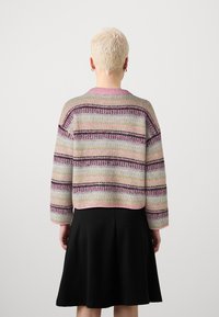 Pletený svetr v pastelových barvách, s vodorovnými proužky v růžové, šedé a fialové. Kulatý výstřih, 3/4 rukávy a měkká textura.